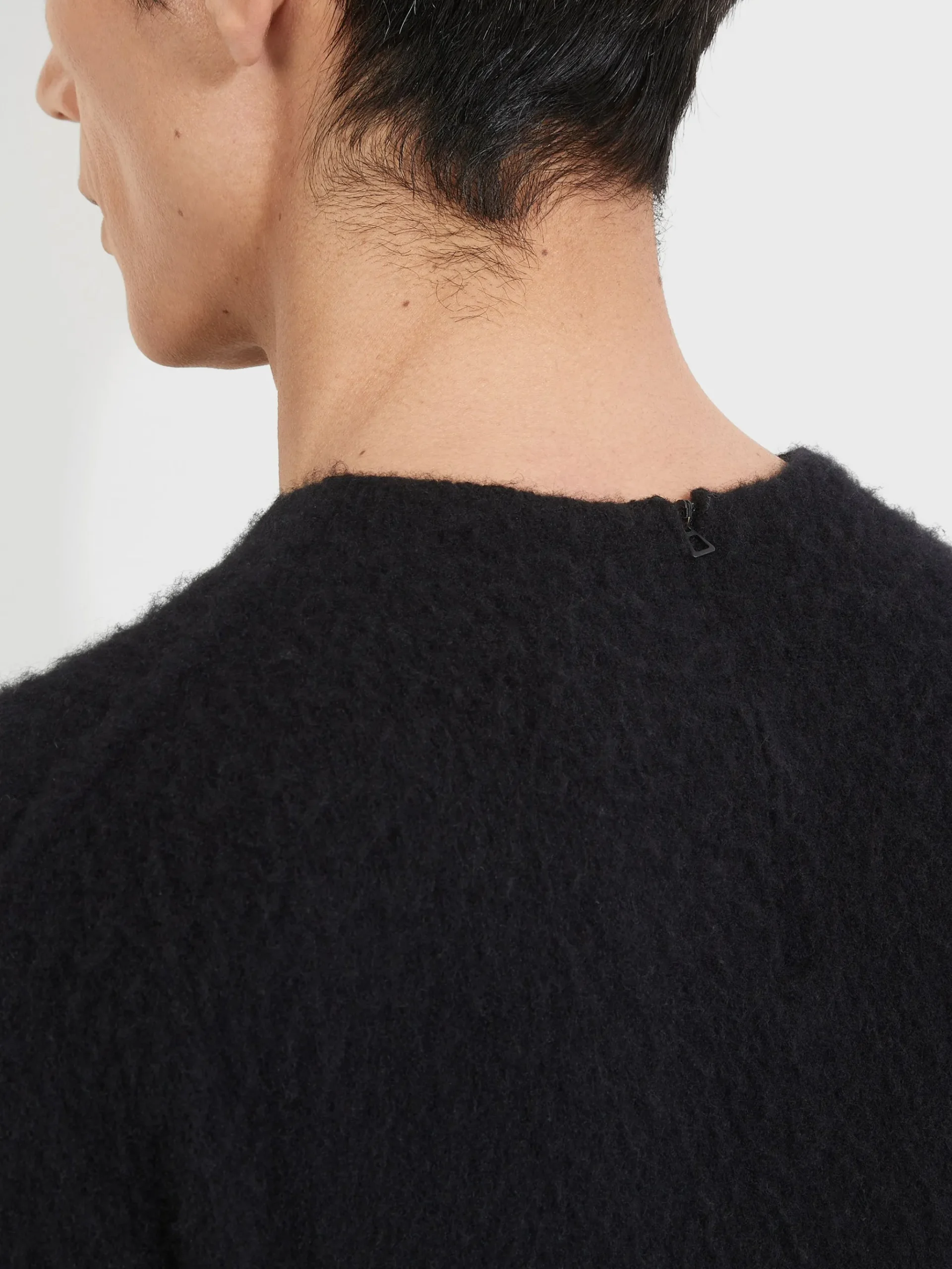 Black Oasi Cashmere Crewneck