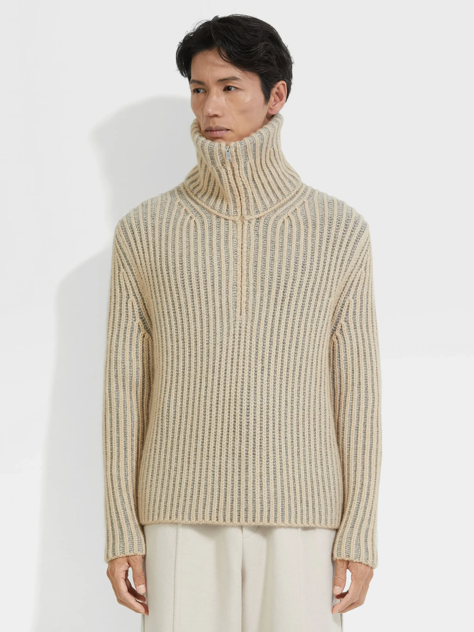 Light Beige and Grey Oasi Cashmere Turtleneck