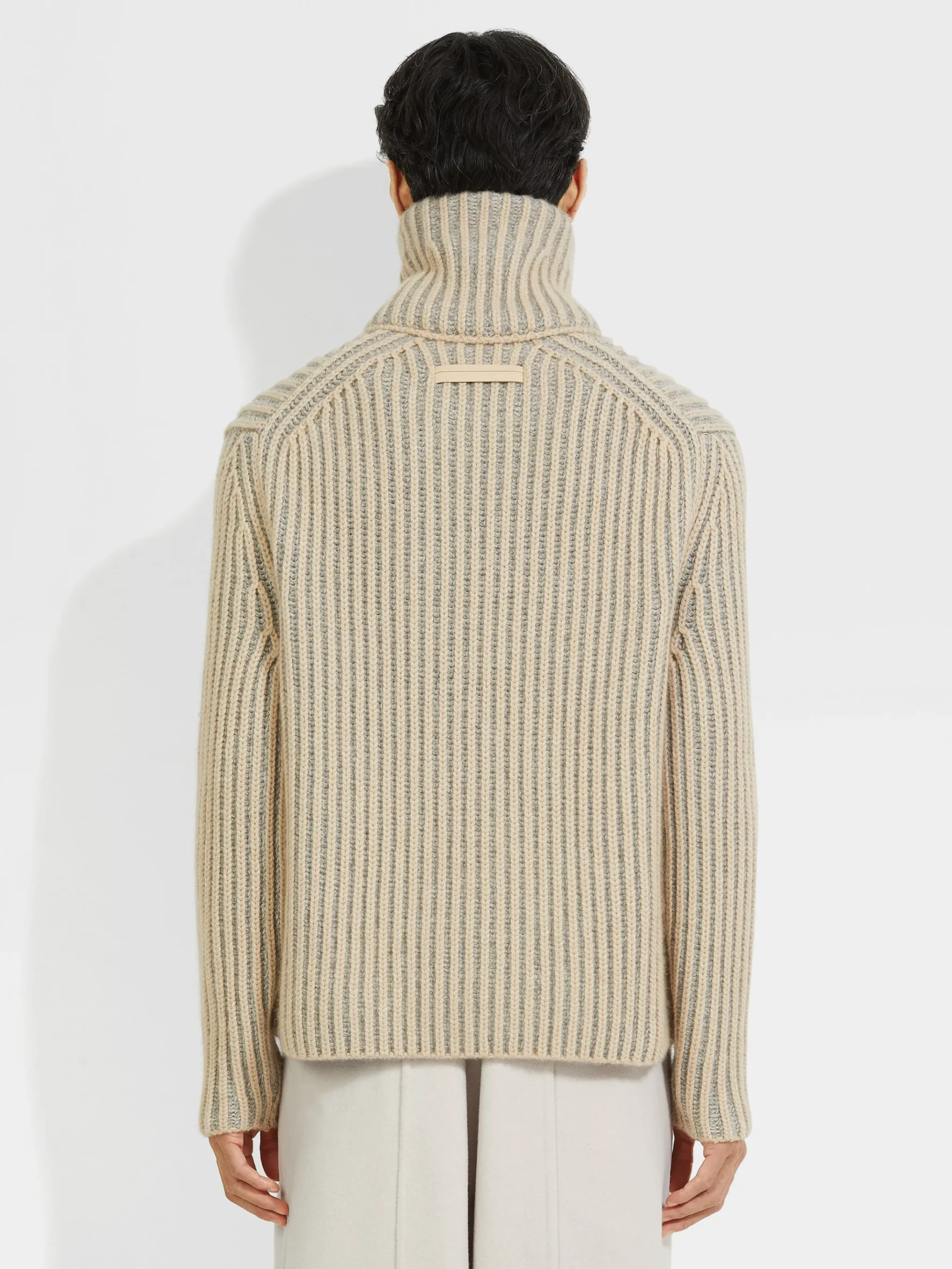 Light Beige and Grey Oasi Cashmere Turtleneck